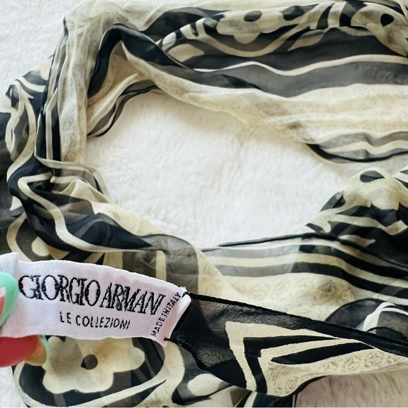 Giorgio Armani Le Collezioni  Silk Scarf. - Picture 1 of 12
